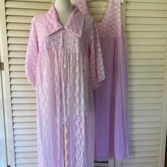 Vintage Lilac Lace Peignoir Gown and Robe - Picture 2 of 15